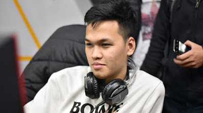 Cột mốc ghi dấu sự nghiệp của Đức Bình như một game thủ tiềm năng chính là vào tháng 7/201, lúc này anh chàng chính thức xuất hiện trước cộng đồng Đế Chế Việt Nam. Thời bấy giờ, những game thủ "máu mặt" của làng Đế Chế Việt phải kể đến Long Thiếu Gia và Tiểu Bạch Long.