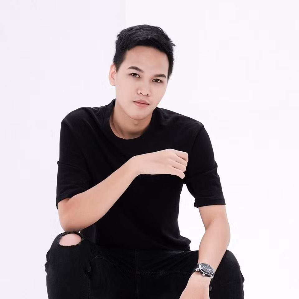 Cái tên Chim Sẻ Đi Nắng cũng ngẫu nhiên được Bình nghĩ ra trong những ngày hy sinh giấc ngủ trưa để chơi Đế Chế.