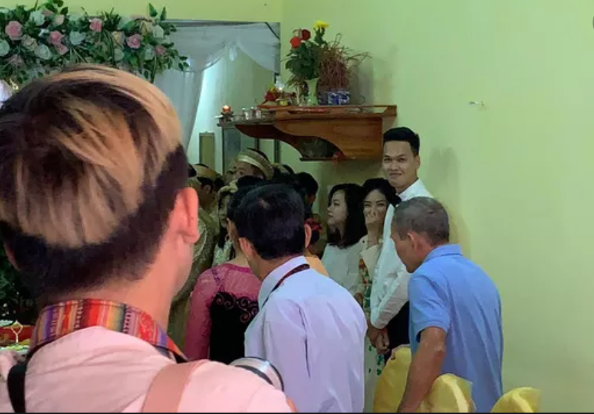 Nguyễn Đức Bình với chiều cao 1,8m, bộ áo sơ mi trắng đeo nơ và nụ cười mang đậm chất của thương hiệu Chim Sẻ Đi Nắng. Trong khi đó thì cô gái cũng xinh đẹp không kém.