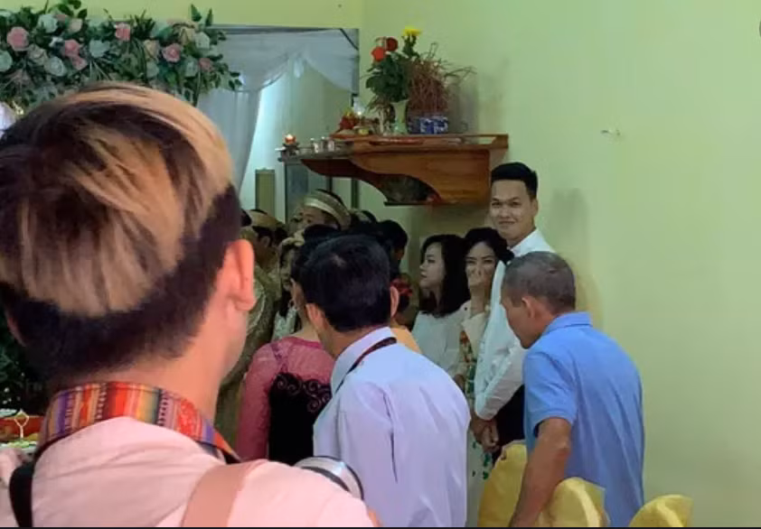 Nguyễn Đức Bình với chiều cao 1,8m, bộ áo sơ mi trắng đeo nơ và nụ cười mang đậm chất của thương hiệu Chim Sẻ Đi Nắng. Trong khi đó thì cô gái cũng xinh đẹp không kém.