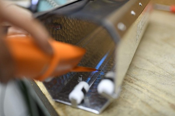 Sau khi kết thúc đại học, đôi bạn đã thành lập công ty UVIS vào năm 2016 với nguồn tiền từ chương trình hỗ trợ khởi nghiệp, điều hành bởi cô gái Obladen.