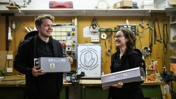 Lấy cảm hứng từ việc sử dụng bức xạ tia cực tím để khử trùng nước uống ở thành phố New York, đôi bạn đã thiết kế một hộp đèn UV có thể gắn vào thang máy cuốn nhằm khử trùng tay vịn. Bức xạ của tia UV sẽ phá hủy ADN của các vi sinh vật gây bệnh.