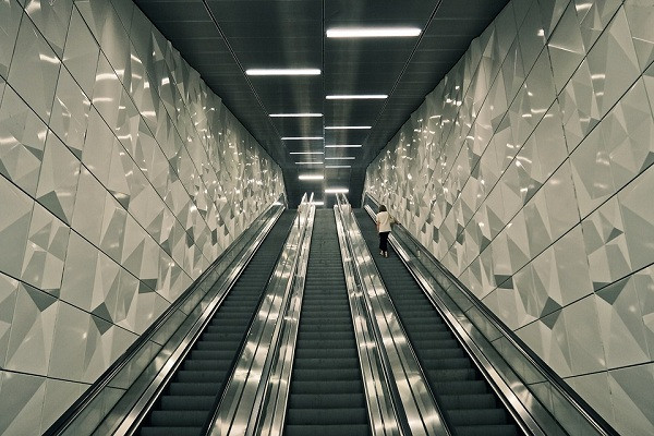 Một công ty khởi nghiệp của Đức có tên UVIS đang gây sốt với thang máy diệt virus corona. Tanja Nickel và Katharina Obladen - người đứng đầu ý tưởng này vẫn còn học trung học khi họ xin cấp bằng sáng chế cho ý tưởng khử trùng tay vịn thang cuốn bằng đèn UV.