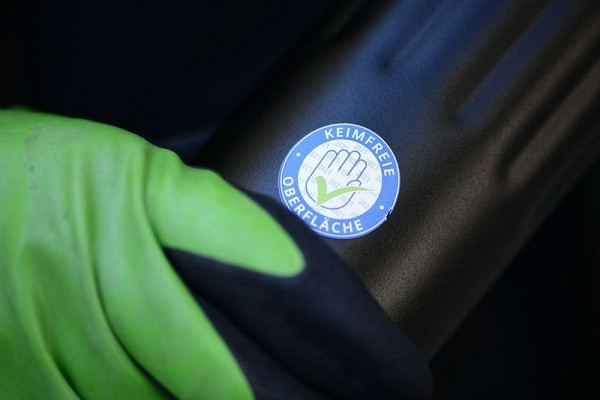 Và hiện tại, khi đại dịch COVID-19 bùng phát, nhu cầu cho những sản phẩm diệt virus corona càng tăng vọt. "Đại dịch đã khiến các doanh nghiệp nhận ra rằng họ cần đầu tư vào các biện pháp đảm bảo vệ sinh cho nhân viên và khách hàng. Suy nghĩ 'có hay không cũng được', đã trở thành bắt buộc phải có", Obladen cho biết.