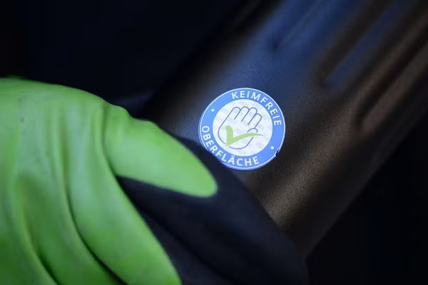 Và hiện tại, khi đại dịch COVID-19 bùng phát, nhu cầu cho những sản phẩm diệt virus corona càng tăng vọt. "Đại dịch đã khiến các doanh nghiệp nhận ra rằng họ cần đầu tư vào các biện pháp đảm bảo vệ sinh cho nhân viên và khách hàng. Suy nghĩ 'có hay không cũng được', đã trở thành bắt buộc phải có", Obladen cho biết.