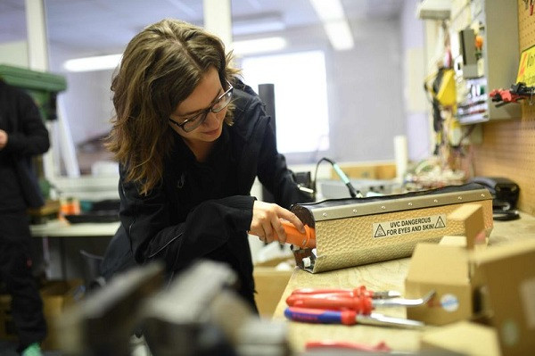 Bên trong nhà xưởng, Obladen cho thấy cách hộp đèn của UVIS hoạt động.