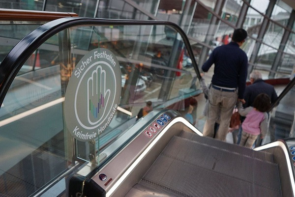 Vào thời điểm dịch tả lợn châu Phi hoành hành, Nickel và Obladen đã tham gia cuộc thi sáng chế khoa học ở trường cấp 3. Tham vọng của họ là chế tạo ra thứ gì đó giúp virus biến mất khỏi các không gian công cộng.