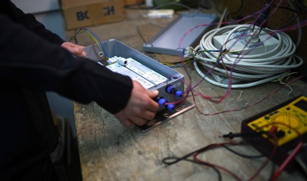 Các nhà sản xuất thang máy và thang cuốn lớn nhất châu Âu gồm Thyssenkrupp, Schindler, Otis và Kone là những khách hàng đầu tiên của UVIS. Với các đơn hàng là thang máy diệt virus, các lớp bảo vệ chống khuẩn cho xe đẩy trong siêu thị hay nút bấm tự diệt khuẩn trong thang máy.