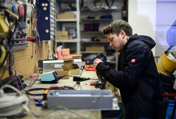 Chiếc hộp chỉ có kích thước không lớn và có thể được lắp đặt vào bất cứ chiếc thang cuốn nào. Thiết bị đặc biệt này sẽ đi qua tay vịn của thang cuốn và tiêu diệt hết các vi khuẩn trên đó bằng 3 chiếc đèn phát ra tia UV.