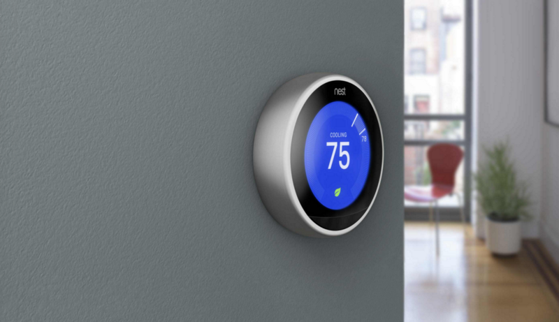 Cho tới hiện tại, Nest là cái tên rất nổi tiếng và vẫn là thiết bị thuộc hàng tốt nhất khi kể đến dòng sản phẩm bộ điều chỉnh nhiệt độ. Quá trình cài đặt nhanh và sau khi được sử dụng khoảng một tuần, nó sẽ bắt đầu "học hỏi" các hành vi của bạn và tự động điều chỉnh nhiệt độ, chẳng hạn như giảm nhiệt độ khi bạn đi ngủ, tắt khi bạn ra khỏi nhà hay chuyển đổi sang một loại khí hậu khác..., tất cả đều được thực hiện trong nháy mắt. Ngoài ra, Nest cũng cho bạn biết tổng lượng tiền bạn tiết kiệm được mỗi tháng thông qua một bản báo cáo được hiển thị ngay trên điện thoại.
