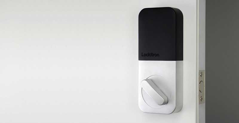 Then chốt cửa Lockitron được kết đôi với điện thoại và sẽ tự động mở cửa khi bạn gần về đến nhà. Lockitron sử dụng Bluetooth Low Energy, có nghĩa là nó có thể hoạt động ngay cả khi kết nối Internet yếu hay pin sắp cạn.