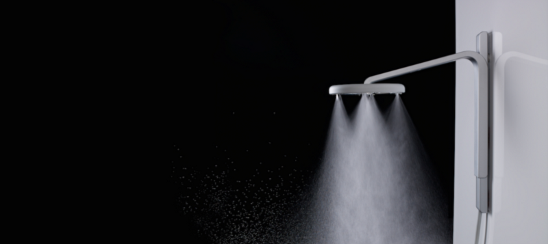 Nebia sử dụng công nghệ H2MICRO để phun ra hàng triệu giọt nước và tạo ra diện tích tiếp xúc với cơ thể gấp 19 lần so với vòi sen thông thường. Nhờ đó, da của bạn cũng sẽ được làm ẩm nhanh hơn trước. Vòi sen Nebia có thể tiết kiệm 70% nước nhưng vẫn đảm bảo mang đến cho bạn cảm giác vô cùng sảng khoải.