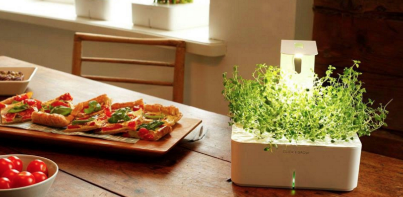 Đây là giải pháp làm vườn "trong nhà" đáng yêu nhất mà bạn từng thấy. Để sử dụng Click and Grow, nhiệm vụ bạn phải làm đó là cắm thiết bị vào ổ điện, thêm nước và phần còn lại nó sẽ lo cho bạn. Click &amp; Grow sử dụng công nghệ được truyền cảm hứng của NASA để khiến các cây thảo dược phát triển nhanh hơn một cách tự nhiên mà không cần sử dụng phân bón, hormone kích thích tăng trưởng, thuốc trừ sâu hay bất kỳ một chất hóa học nào khác.