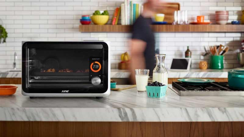 Lò vi sóng June Intelligent được thiết kế rất kỹ lưỡng. Cho dù bạn là đầu bếp chuyên nghiệp hay không biết nấu ăn thì sản phẩm thông minh này cũng sẽ khiến công việc nấu nướng trở nên thú vị hơn bao giờ hết. June Intelligent được tích hợp 6 sợi carbon giúp làm nóng các cục pin bên trong để tự động làm các món quay, nướng... dễ dàng. Ngoài ra, tốc độ làm chín thực phẩm của thiết bị cũng nhanh hơn 25% so với các lò vi sóng thông thường.