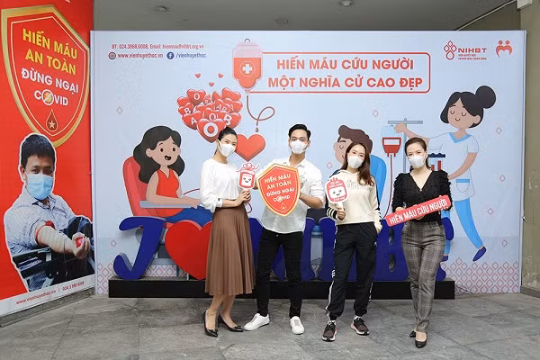 Chiều nay 23/3/2020 loạt sao Việt tham gia hiến máu cứu người tại Viện Huyết học - Truyền máu Trung ương tham gia hiến máu cứu người. MC Phan Anh cùng hoa hậu Ngọc Hân và diễn viên Hồng Diễm, Đan Lê tích cực đăng ký hiến máu đồng thời chia sẻ lên mạng xã hội những hình ảnh cổ động, kêu gọi người dân tham gia.