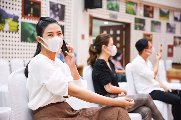 Hoa hậu Ngọc Hân xuất hiện đầy tươi tắn tại buổi hiến máu. Cô cho biết đây là lần thứ 7 tham gia, nhưng đặc biệt hơn những lần khác bởi được hiến máu giữa mùa dịch Covid-19.