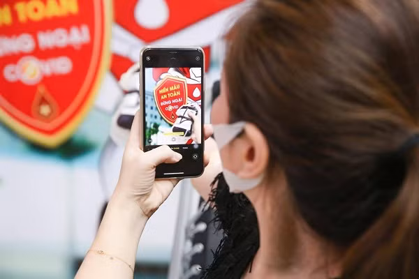 Bộ ba iPhone 11 được nhiều người nổi tiếng lựa chọn sử dụng, đủ thấy độ hot của sản phẩm nhà Táo khuyết. Ra mắt tháng 9/2019, iPhone 11 gây bão khi sở hữu thiết kế hiện đại, sang trọng và hiệu năng cực "xịn".