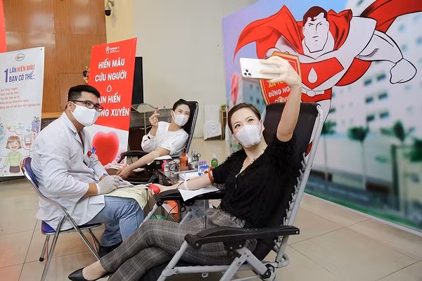 Đan Lê selfie cùng Ngọc Hân và các bác sĩ.