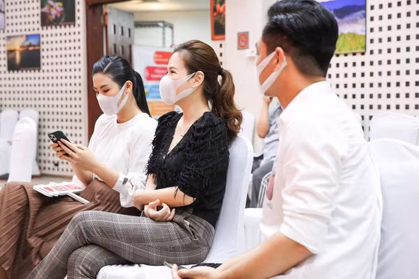 Ngọc Hân cùng loạt sao Việt trong thời gian ngồi đợi kiểm tra sức khỏe và xét nghiệm trước khi hiến máu. Không khó để nhận ra trên tay cô là chiếc iPhone 11 Pro Max với bộ 3 camera "tổ ong" đặc trưng.