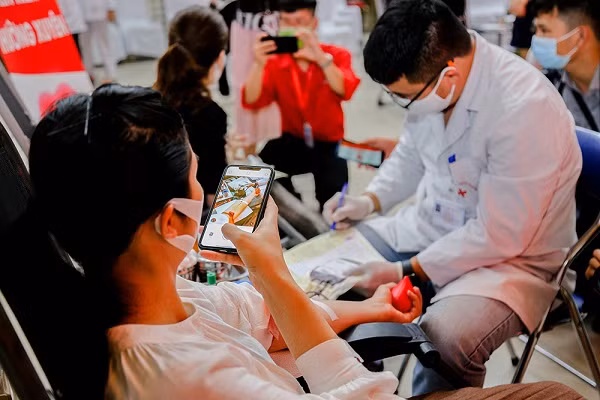 Ngọc Hân chụp ảnh chia sẻ trên trang cá nhân, khích lệ mọi người cùng làm đầy nguồn máu dự trữ, chung tay vào những nghĩa cử cao đẹp để cứu người.