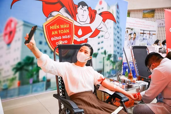 Hoa hậu Việt Nam 2010 liên tục sử dụng dế xịn selfie cùng đồng nghiệp trong và các bác sĩ trong suốt thời gian tham gia hiến máu.