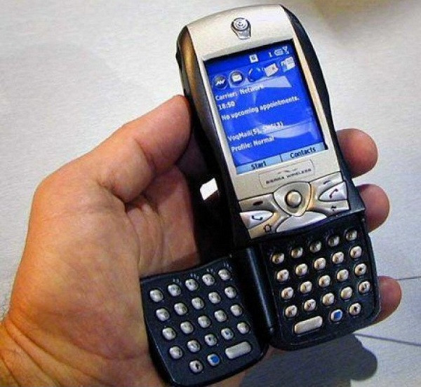  Sierra Wireless Voq Professional: Được phát hành vào năm 2004, điện thoại này trông thật nhạt nhẽo với màu bạc và đen. Tuy có bàn phím QWERTY nhưng để truy cập thì người dùng phải mở rộng bàn phím ra chiếm rất nhiều diện tích.