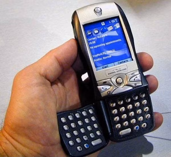  Sierra Wireless Voq Professional: Được phát hành vào năm 2004, điện thoại này trông thật nhạt nhẽo với màu bạc và đen. Tuy có bàn phím QWERTY nhưng để truy cập thì người dùng phải mở rộng bàn phím ra chiếm rất nhiều diện tích.