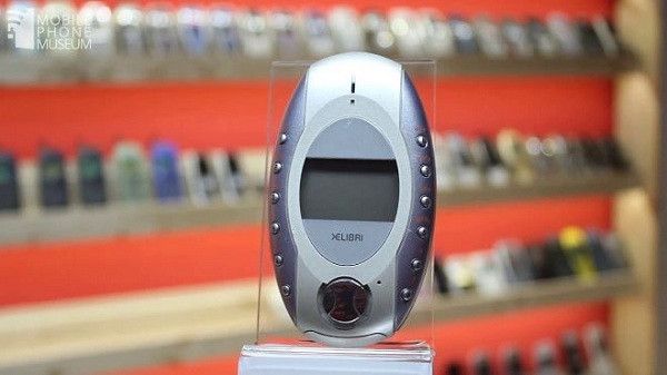  Siemens Xelibri 2: Vẫn là một sản phẩm của Siemens với thiết kế gần giống Tamagotchi nhưng lớn hơn một chút. Điện thoại có một màn hình nhỏ ở giữa, với các phím được đặt thẳng đứng sang trái và phải, và tất nhiên cũng không hề được ưa chuộng.