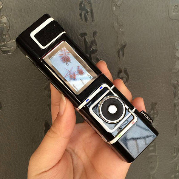 Nokia 7280: Khó mà tin Nokia từng sản xuất ra một chiếc điện thoại có thiết kế kỳ lạ thế này. Nokia 7280 được mệnh danh là điện thoại son môi, có một bánh xe quay được gọi là spinner Navi thay vì bàn phím để chọn từng chữ cái, dẫn đến mất nhiều thời gian hơn.