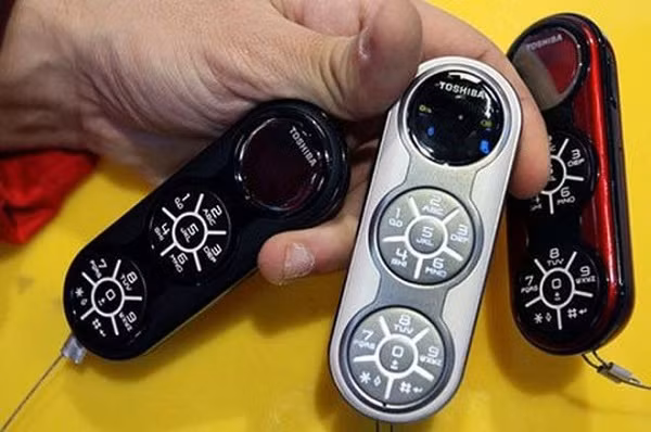  Toshiba G450: Thiết kế lạ lùng khiến cho Toshiba G450 bị nhầm tưởng với một chiếc điều khiển ô tô từ xa, thay vì điện thoại. Hẳn việc nhắn tin sẽ thật khó khăn với màn hình ở trên cùng và hai phím số đặc trưng ở hai vòng tròn phía dưới như thế này.