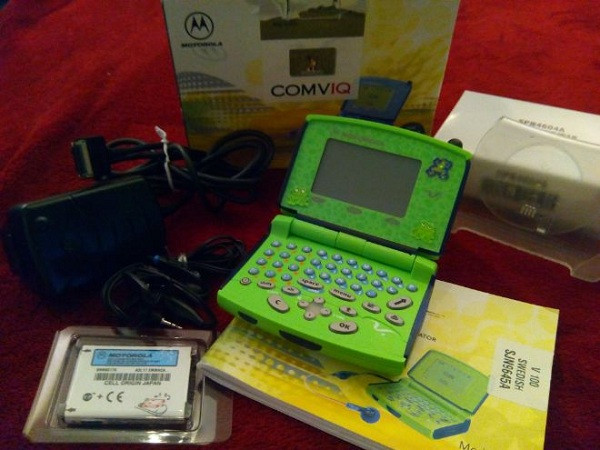  Motorola V100: Ra đời vào năm 2010 và khá dày, lên đến 2,5cm một trong những chiếc điện thoại kỳ lạ nhất này khiến người ta liên tưởng đến máy chơi game. Thật tuyệt vời khi nhắn tin với bàn phím QWERTY nhưng thiết kế xấu xí đã làm cho người ta quên mất chức năng tuyệt vời của bàn phím.