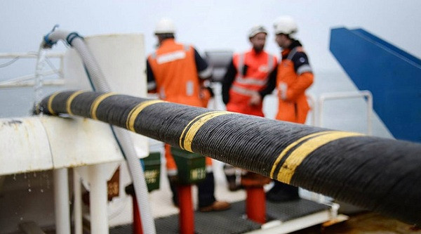 Tuyến AAG (Asia-America Gateway) thường xuyên gặp sự cố là tuyến cáp quang biển xuyên Thái Bình Dương đầu tiên, được đưa vào hoạt động năm 2009. Ngoài ra tuyến APG được đưa vào vận hành chính thức, phục vụ khách hàng từ giữa tháng 12/2016, là kết quả sự hợp tác của 19 công ty viễn thông, trong đó có bốn doanh nghiệp Việt Nam là VNPT, Viettel, FPT và SPT.