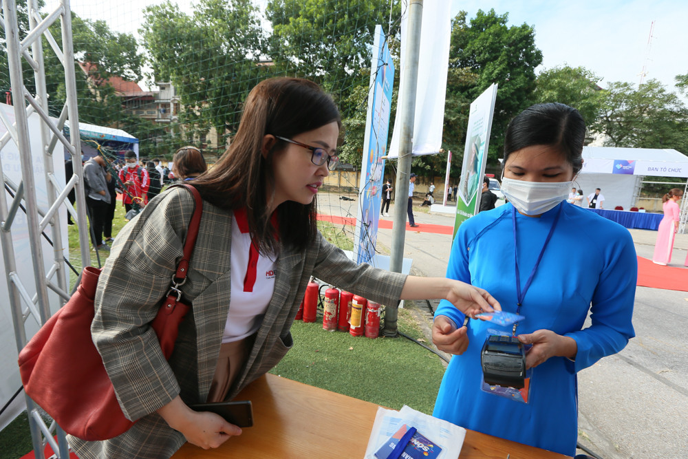 Với 10.000 thẻ chip được phát hành, BTC tạo không gian để các bạn trẻ có cơ hội tiếp cận xu hướng công nghệ hiện đại, dùng sẵn khoản tiền nhỏ đó để trải nghiệm công nghệ thẻ.