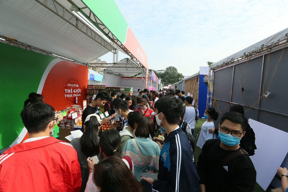 Từ thực phẩm tới sách, đồ lưu niệm, tất cả đều sử dụng thẻ chip hoặc thanh toán điện tử.