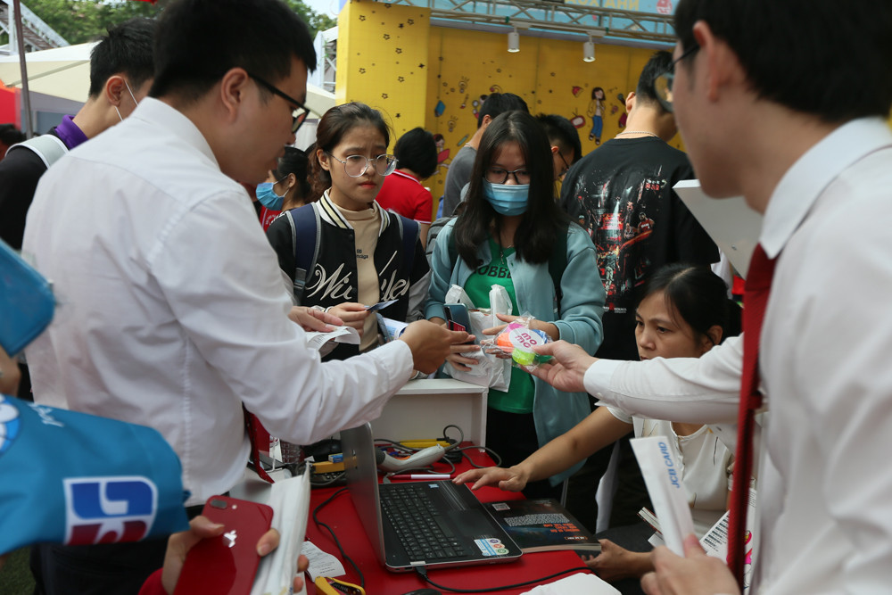 Trước khi bước vào sự kiện, mỗi người được cung cấp 1 thẻ chip có sẵn 50.000 đồng để trải nghiệm. 