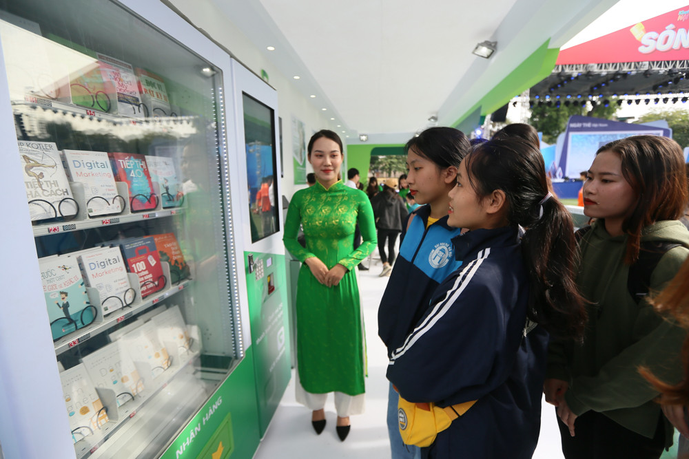 Thanh toán điện tử có ưu điểm nhanh, gọn, an toàn và giúp người dùng kiểm soát được lượng tiêu dùng của mình thông qua sao kê hoá đơn điện tử.