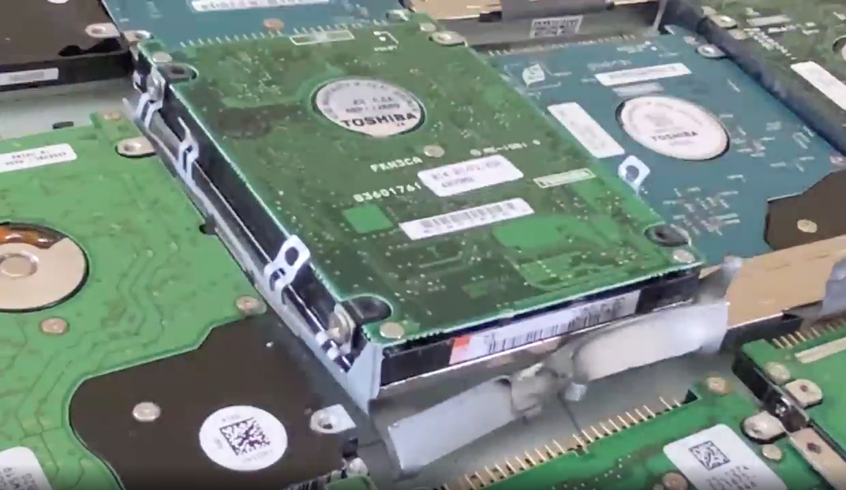 Chiếc máy này dựa trên mô típ của bộ phim "Trở lại tương lai". Sử dụng một lượng Data cực kì lớn nên Lucas đã "nướng" rất nhiều ổ cứng cho dự án này.