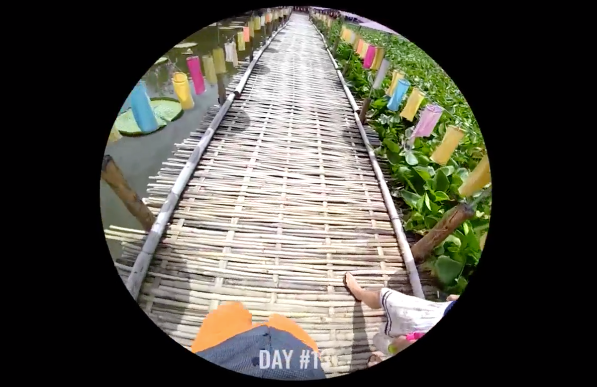 Đây là dự án khiến Lucas dày công đội chiếc máy ảnh trên đầu suốt cả năm trời, anh ghi lại mọi thứ diễn ra xung quanh. Mỗi ngày, anh tải toàn bộ video lên mạng và bắt tay vào việc tạo nên giao diện cỗ máy thời gian.