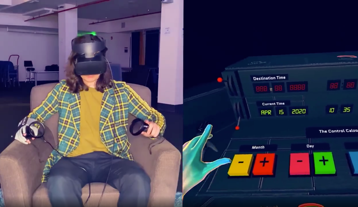 Với bộ điều khiển, anh ta tự lên thiết kế và lắp ghép nó trong môi trường thực tế ảo. Hình dáng được mô phỏng lại từ bộ điều khiển xe hơi trong phim "Trở lại tương lai" năm 1985.