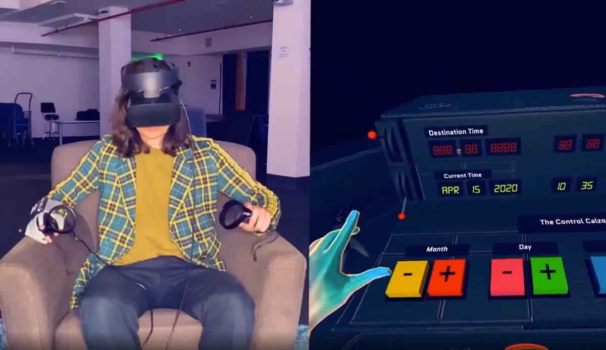 Với bộ điều khiển, anh ta tự lên thiết kế và lắp ghép nó trong môi trường thực tế ảo. Hình dáng được mô phỏng lại từ bộ điều khiển xe hơi trong phim "Trở lại tương lai" năm 1985.