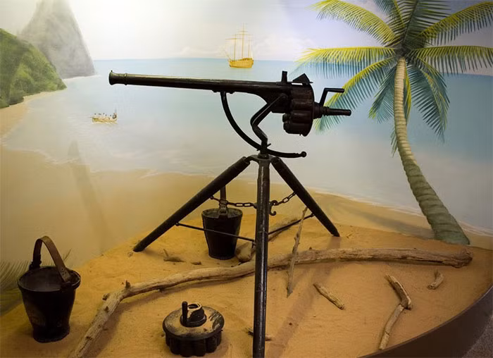 Súng Puckle là một khẩu súng lục ổ quay flintlock được vận hành thủ công và là một trong những tổ tiên đầu tiên của súng máy, được chế tạo vào năm 1718 bởi James Puckle, một nhà phát minh, luật sư và nhà văn người Anh. Đó là một khẩu súng trường flintlock thông thường với nòng hình trụ 11 viên, trong đó mỗi phát bắn mới được bắn như trong một khẩu súng lục ổ quay.