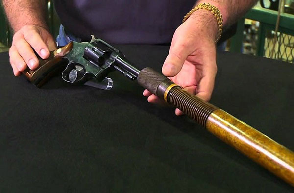 Súng “dùi cui” được phát minh năm 1919 để trang bị cho lực lượng cảnh sát. Ý tưởng của thiết kế này là kết hợp súng và dùi cui như một công cụ hỗ trợ 2 trong 1.