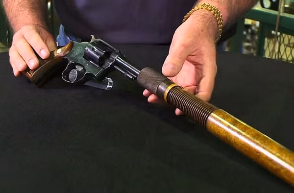 Súng “dùi cui” được phát minh năm 1919 để trang bị cho lực lượng cảnh sát. Ý tưởng của thiết kế này là kết hợp súng và dùi cui như một công cụ hỗ trợ 2 trong 1.