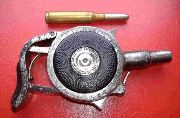 Súng lục “nắm đấm” do người Pháp phát triển. Súng này nằm gọn tròn lòng bàn tay, lên đạn bằng cách bóp chặt bàn tay lại và bóp cò.