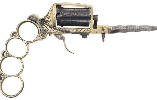 Súng lục ổ xoay Apache được chế tạo vào những năm 1900 bởi các nhà sản xuất Pháp với nhiều chức năng như dao, súng và quả đấm thép. Tuy nhiên súng được chế tạo hạn chế và với mục đích trang trí hơn là chiến đấu.