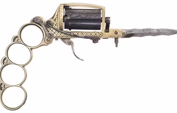 Súng lục ổ xoay Apache được chế tạo vào những năm 1900 bởi các nhà sản xuất Pháp với nhiều chức năng như dao, súng và quả đấm thép. Tuy nhiên súng được chế tạo hạn chế và với mục đích trang trí hơn là chiến đấu.