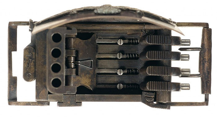 Một khẩu súng lục, được ngụy trang như một mặt thắt lưng thông thường, sản phẩm này được Đức quốc xã chế tạo nhằm trang bị cho các lực lượng an ninh và tình báo mật như SS và Gestapo nhằm mục đích trang bị vũ khí cho tình báo ngay cả khi đã được lục soát kỹ càng. Mặc dù những chiếc khóa thắt lưng này đã không thể vượt qua giai đoạn phát triển và thử nghiệm, nhưng chúng vẫn là một kỷ vật đáng giá của Thế chiến II.