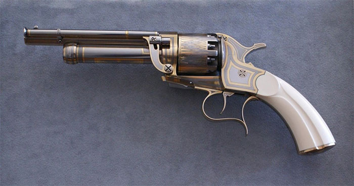 Súng ổ quay Revolver LeMat là đứa con tinh thần của kỹ sư Jean Alexandre LeMat, được ông phát triển vào năm 1856. Ý tưởng thiết kế của LeMat Revolver khá tốt khi kết hợp giữa súng lục ổ quay và súng shotgun (súng bắn đạn ghém). Ưu điểm lớn nhất của LeMat Revolver vẫn là việc nó được trang bị ổ đạn 9 viên. Theo những người đã trải nghiệm, LeMat là một loại súng rất kém chất lượng và không thể sử dụng ổn định.
