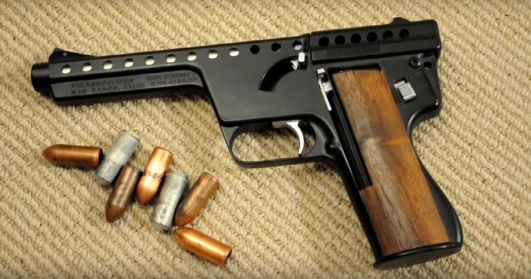 Được công ty Mỹ MBAssociates phát triển vào thập niên 1960, súng Gyrojet bắn ra những viên rocket nhỏ gọi là Microjet. Tuy nhiên, độ chính xác kém và tốc độ ban đầu của đạn tương đối thấp đã khiến súng nghe thì rất tuyệt vời này trở nên phi thực tế.