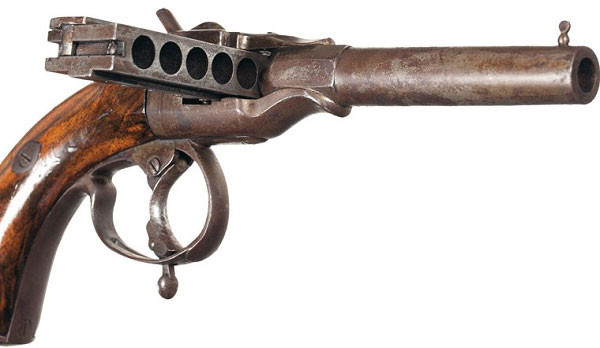 Súng “kèn Harmonica” với băng đạn nạp ngang giống kèn Harmonica. Trong băng đạn, đầu đạn, hạt nổ và thuốc súng được nạp riêng trong từng buồng, bắn xong một phát đạn phải đẩy băng đạn bằng tay.